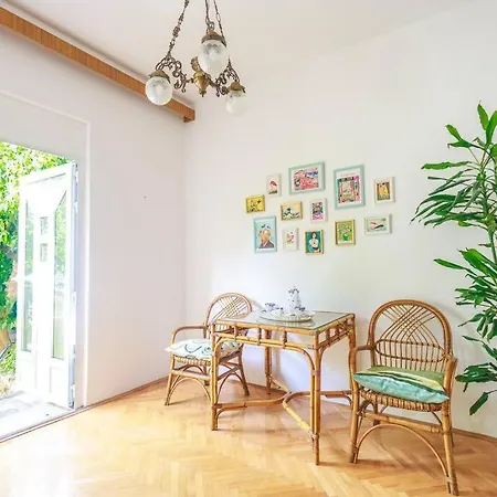 Apartment Botanist *